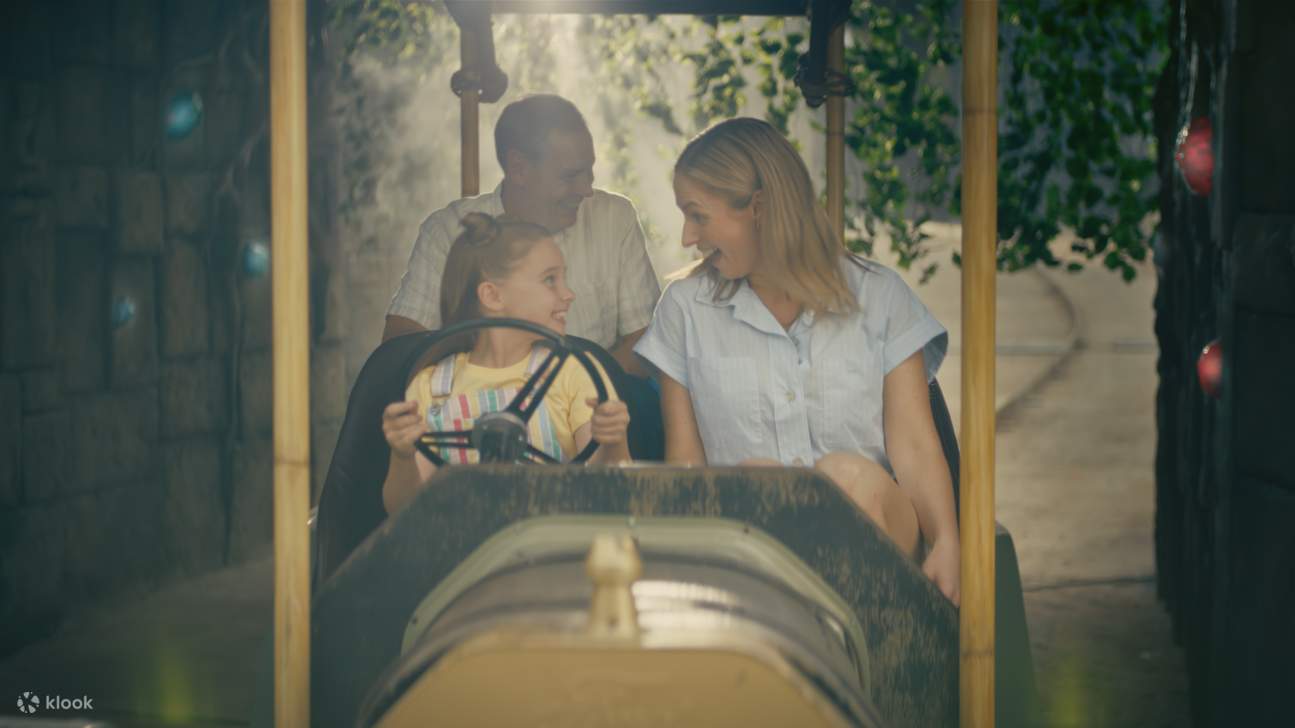 Biglietti per Dreamworld - genitori e ragazza che fanno le montagne russe